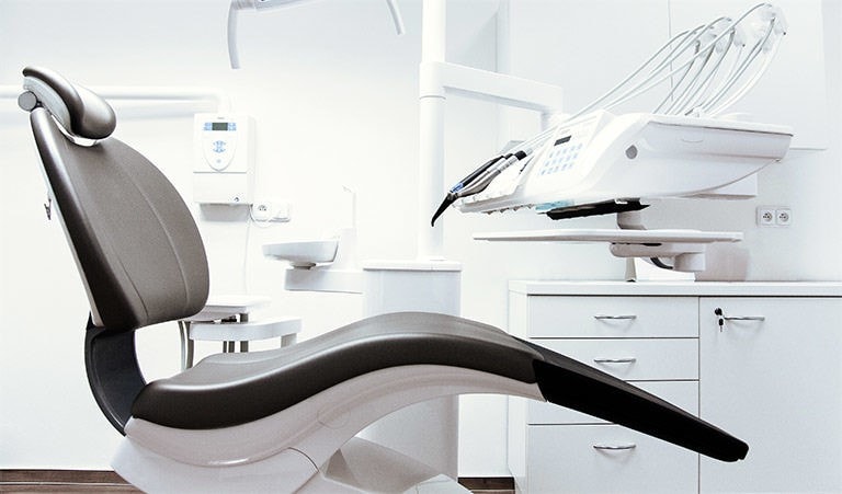 Behandlungszimmer in der Praxis für ganzheitliche Zahnheilkunde Marion Lobensommer