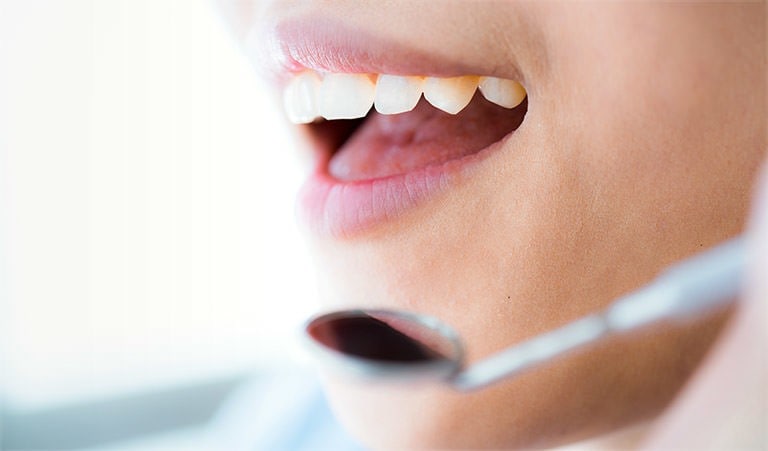 Zahnmedizinische Untersuchung in der Praxis für ganzheitliche Zahnheilkunde Marion Lobensommer